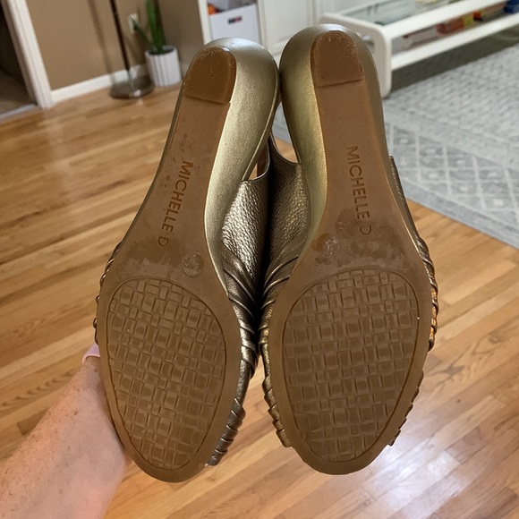 Michelle D Gold metallic sandals low heel - Picture 5 of 7